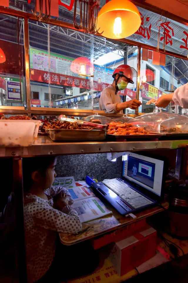 卤味铺案板下上网课的7岁女孩:在市场长大人缘很好,梦想当医生